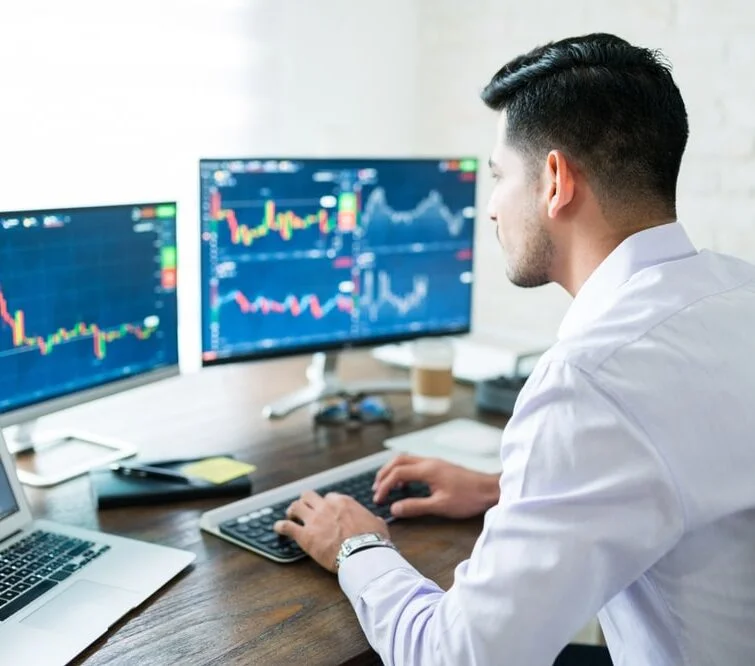 Trader concentré devant ses écrans